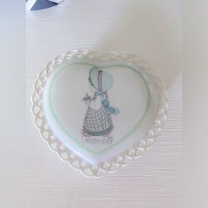 VTG 1988 Precious Moments Milk Glass- December heart porcelain trinket box Cute